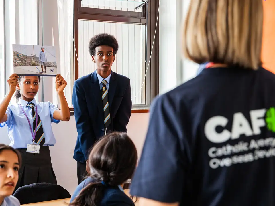 UK - education volunteer in school